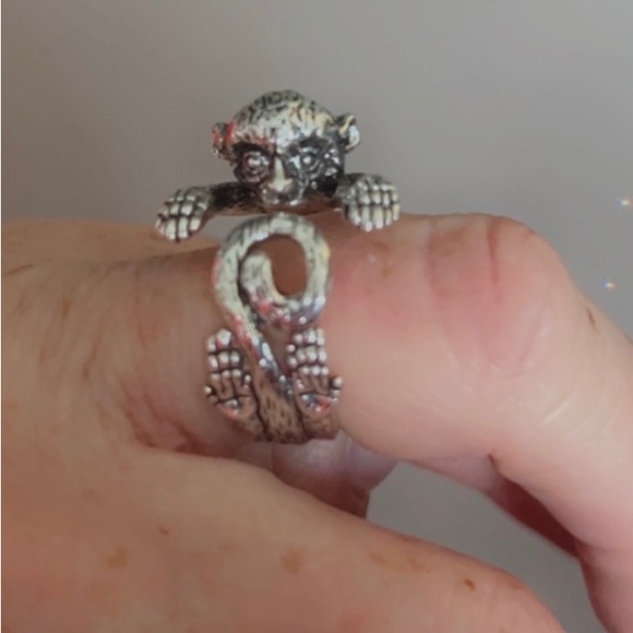 Adjustable monkey ring, Silvertone - Picture 3 of 6